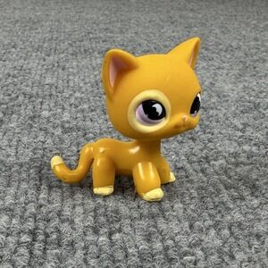 Hasbro Littlest Pet Shop Shorthair Yellow Cat‎ Figure #855 2008 Purple Eyes LPS
